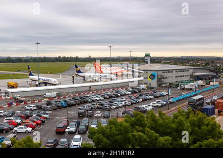 Southend, Großbritannien - 7. Juli 2019: Ryanair- und easyJet-Flugzeuge am Londoner Flughafen Southend (SEN) im Vereinigten Königreich. Stockfoto