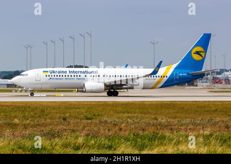 München, 20. Juli 2019: Flugzeug der Ukraine International Airlines Boeing 737-800 am Flughafen München (MUC) in Deutschland. Stockfoto