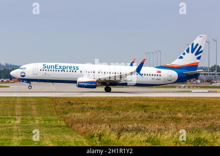 München, 20. Juli 2019: SunExpress Boeing 737-800 Flugzeug am Flughafen München (MUC) in Deutschland. Boeing ist ein amerikanischer Flugzeughersteller HE Stockfoto