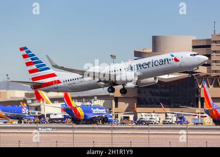 Phoenix, Arizona - 8. April 2019: Boeing 737-800 von American Airlines auf dem Phoenix Airport (PHX) in Arizona. Boeing ist eine amerikanische Flugzeugmanufa Stockfoto