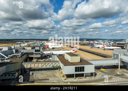 London, Großbritannien - 31. Juli 2018: Flugzeuge am Flughafen London Gatwick (LGW) im Vereinigten Königreich. Stockfoto