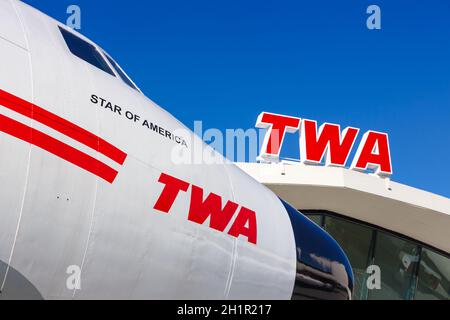 New York City, New York - 29. Februar 2020: TWA Trans World Airlines Lockheed L1649A Connie Starliner Flugzeug am New York JFK Airport in den Vereinigten Staaten Stockfoto
