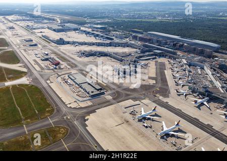 Frankfurt, Deutschland - 27. Mai 2020: Terminal 1 Übersicht Flughafen Frankfurt Flugzeuge während des Coronavirus Corona Virus COVID-19 Luftaufnahme in Deutschland. Stockfoto