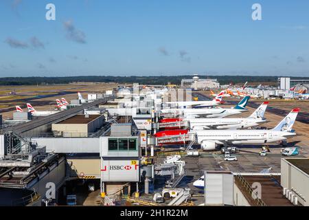 London, Großbritannien - 31. Juli 2018: Flugzeuge am Flughafen London Gatwick (LGW) im Vereinigten Königreich. Stockfoto