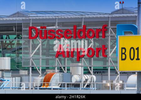 DÜSSELDORF, NRW, DEUTSCHLAND - 18. JUNI 2019: Logo des Düsseldorfer Flughafens auf dem Terminal Stockfoto