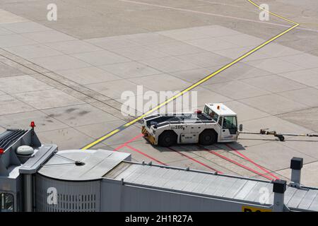 DÜSSELDORF, NRW, DEUTSCHLAND - 18. JUNI 2019: Verschiedene Fahrzeuge auf dem Flugplatz des Flughafens Düsseldorf Stockfoto