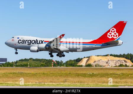 Findel, Luxemburg - 24. Juni 2020: Cargolux Boeing 747-400F Flugzeug am Flughafen Findel (LUX) in Luxemburg. Boeing ist eine amerikanische Flugzeugmanufaktur Stockfoto