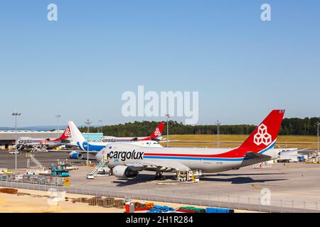 Findel, Luxemburg - 24. Juni 2020: Cargolux Boeing 747-8F Flugzeuge am Flughafen Findel (LUX) in Luxemburg. Boeing ist ein amerikanischer Flugzeughersteller Stockfoto