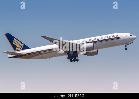 Hongkong, China - 20. September 2019: Boeing 777-200ER von Singapore Airlines am Flughafen Hongkong (HKG) in China. Boeing ist ein amerikanischer Aircraf Stockfoto