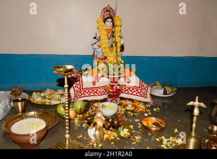 Vasant Panchami oder Sarasvati Puja zu Ehren von Saraswati, Göttin des Wissens, der Sprache, der Musik und aller Künste. Es ist auch eine Festfeier für ar Stockfoto