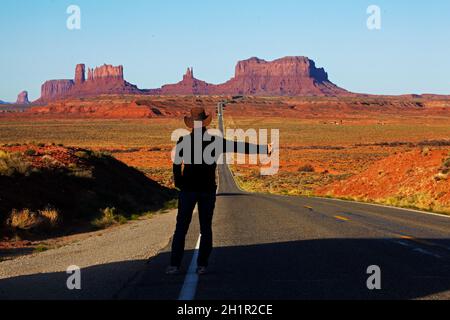 Tramper auf der U.S. Route 163 in Richtung Monument Valley, Navajo Nation, Utah, nahe der Grenze zu Arizona, USA (Model-Release) Stockfoto