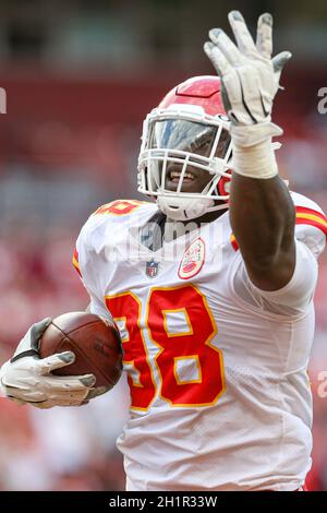 Sonntag, 17. Oktober 2021; Landover, MD, USA; das Verteidigungsende der Kansas City Chiefs, Tershawn Wharton (98), feiert ein Abfangen des Washingtoner Fußballs Stockfoto