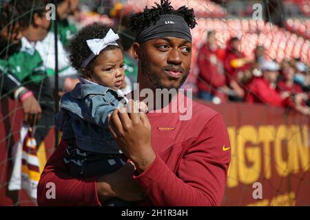 Sonntag, 17. Oktober 2021; Landover, MD, USA; das Washingtoner Fußballteam läuft Antonio Gibson (24) zurück und hält seine kleine Tochter während des Vorspielkrieges in der Hand Stockfoto