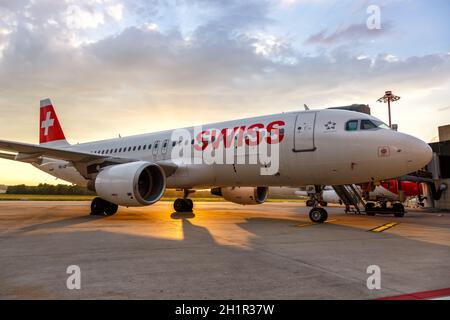 Zürich, Schweiz - 22. Juli 2020: Schweizer Airbus A320 am Flughafen Zürich (ZRH) in der Schweiz. Airbus ist ein europäischer Flugzeughersteller BAS Stockfoto