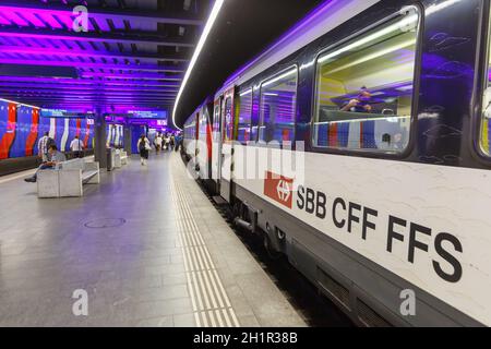 Zürich, Schweiz - 22. Juli 2020: InterRegio-Zug am Flughafen Zürich (ZRH) in der Schweiz. Stockfoto