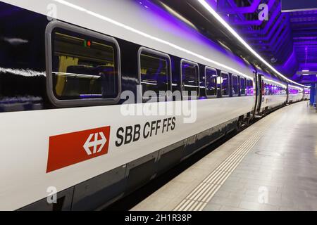 Zürich, Schweiz - 22. Juli 2020: Intercity-Zug am Flughafen Zürich (ZRH) in der Schweiz. Stockfoto