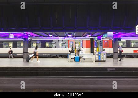 Zürich, Schweiz - 22. Juli 2020: Zug am Bahnhof Zürich Flughafen (ZRH) in der Schweiz. Stockfoto