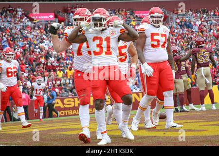 Sonntag, 17. Oktober 2021; Landover, MD, USA; Kansas City Chiefs laufen zurück Darrel Williams (31) feiert nach einem Touchdown während eines NFL Stockfoto