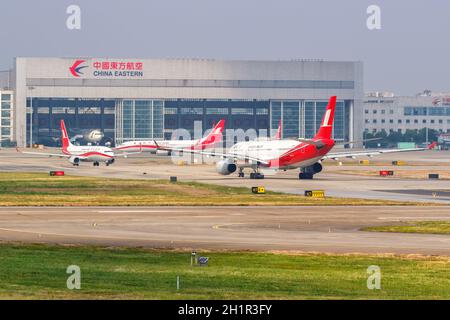 Shanghai, China - 28. September 2019: Shanghai Airlines Airbus und Boeing Flugzeuge am Shanghai Hongqiao Airport (SHA) in China. Stockfoto