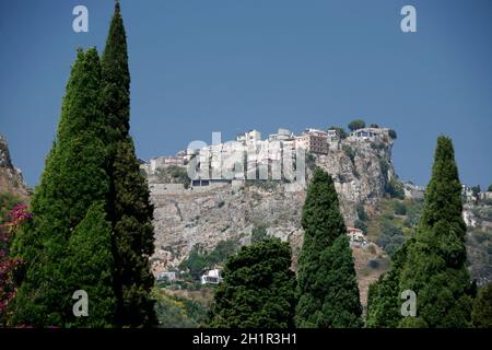 Das Dorf Castelmola in der Nähe der Stadt Taormina in der Provinz Sizilien in Italien. Italien, Sizilien, Oktober 2014 Stockfoto