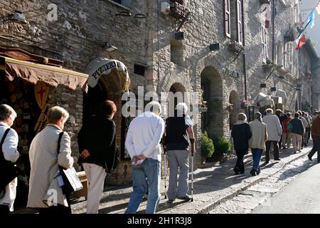 Touristen in der Altstadt von Assisi in der Provinz Perugia in Italien. Italien, Assisi, September 2001 Stockfoto