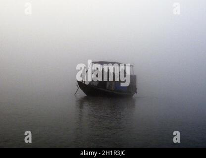 SUNDARBANS - Januar 15: Misty Morning auf der heiligsten Flüsse in Indien. Ganges Delta in den Sundarbans, West Bengal, Indien Am 15. Januar 2009. Stockfoto