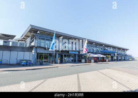 Ahden, Deutschland - 8. August 2020: Terminalgebäude des Flughafens Paderborn Lippstadt (PAD) in Deutschland. Stockfoto