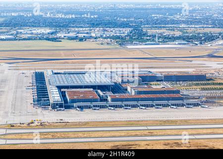 Berlin, Deutschland - 19. August 2020: Berlin Brandenburg BER Airport Terminal Südpier Luftbild in Deutschland. Stockfoto