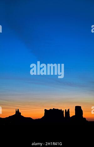 Sonnenaufgang über König auf seinem Thron, Stagecoach, Bear and Rabbit und die Felsformationen des Schlosses, Monument Valley, Navajo Nation, Grenze Utah/Arizona, USA Stockfoto