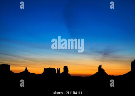 Sonnenaufgang über König auf seinem Thron, Stagecoach, Bear and Rabbit und die Felsformationen des Schlosses, Monument Valley, Navajo Nation, Grenze Utah/Arizona, USA Stockfoto