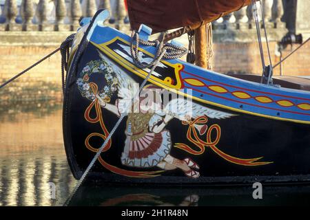 Traditionelle Fischerboote am canale porto in der Stadt Cesenatico in der Emilia-Romagna in Italien. Italien, Cesenatico, Juni 2001 Stockfoto