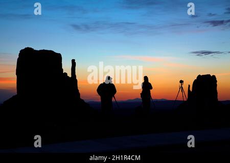 Sonnenaufgang über West Mitten, Fotografen und East Mitten, Monument Valley, Navajo Nation, Grenze zwischen Utah und Arizona, USA Stockfoto