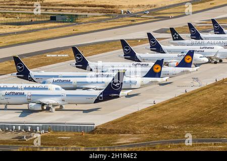 Berlin, 19. August 2020: Gelagerte Lufthansa Flugzeuge Coronavirus Corona Virus COVID-19 am Flughafen Berlin Brandenburg BER Stockfoto