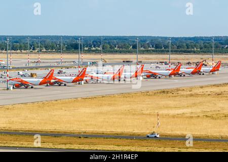 Berlin, 19. August 2020: Gelagerte easyJet Flugzeuge Coronavirus Corona Virus COVID-19 am Flughafen Berlin Brandenburg BER Luftaufnahme Stockfoto