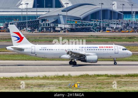 Guangzhou, China - 24. September 2019: China Eastern Airlines Airbus A320 am Flughafen Guangzhou Baiyun in China. Airbus ist ein europäisches Flugzeug Stockfoto