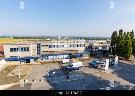 Dortmund, Deutschland - 10. August 2020: General Aviation Terminal Gebäude des Dortmunder Flughafens in Deutschland. Stockfoto