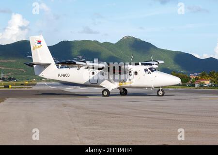 Sint Maarten, Niederländische Antillen - 18. September 2016: Flugzeug Winair DHC-6-300 am Flughafen Sint Maarten in den Niederländischen Antillen. Stockfoto