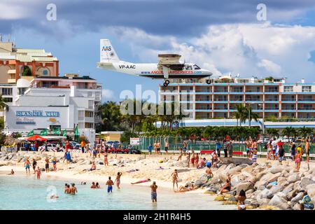 Sint Maarten, Niederländische Antillen - 17. September 2016: Anguilla Air Services Britten-Norman BN-2A Islanderflugzeug am Flughafen Sint Maarten im Norden Stockfoto