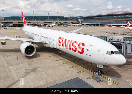 Zürich, Schweiz - 22. Juli 2020: Schweizer Boeing 777-300ER am Flughafen Zürich in der Schweiz. Boeing ist ein amerikanischer Flugzeughersteller hea Stockfoto