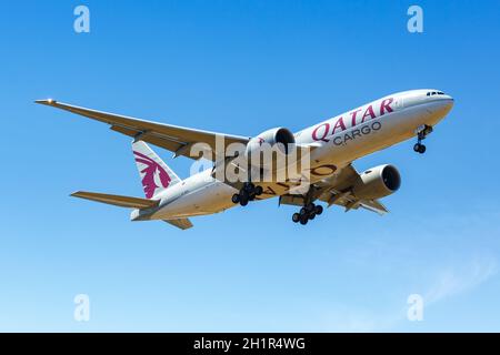 Luxemburg, Luxemburg - 24. Juni 2020: Flugzeug Qatar Airways Cargo Boeing 777F am Flughafen Luxemburg in Luxemburg. Stockfoto