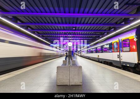 Zürich, Schweiz - 23. September 2020: Züge am Bahnhof Zürich Airport in der Schweiz. Stockfoto