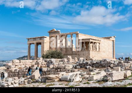 Athen, Griechenland - November 1, 2017: Touristen besuchen das Erechtheion Tempel der Akropolis von Athen, einer alten Zitadelle auf einem Felsvorsprung oberhalb t entfernt Stockfoto