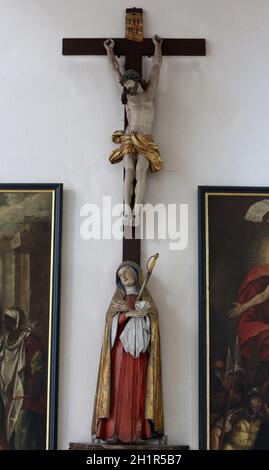 Jungfrau Maria unter dem Kreuz, Basilika St. Vitus in Ellwangen, Deutschland Stockfoto