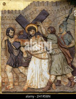 Jesus wird sein Kreuz gegeben, 2. Stationen des Kreuzes in Hohenberg, Deutschland Stockfoto