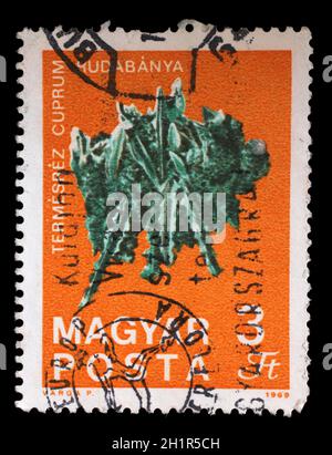 Briefmarke gedruckt in Ungarn zeigt Kupfer aus Rudabanya aus der Serie Fossilien und Mineralien, ca. 1969. Stockfoto