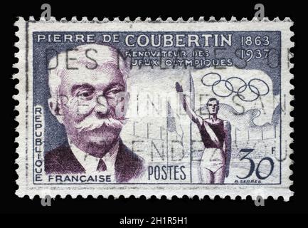 Die in Frankreich gedruckte Briefmarke, die zu Ehren von Baron Pierre de Coubertin, dem Gründer der Olympischen Spiele der Moderne, ausgestellt wurde, zeigt Pierre de Coubertin und die olympische Str. Stockfoto