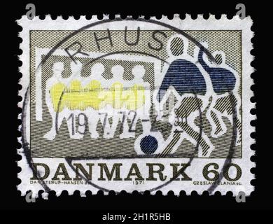 Stempel gedruckt in Dänemark zeigt Fußball, um 1971 Stockfoto