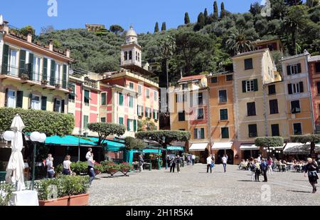 Portofino, Italien. Portofino ist ein italienisches Fischerdorf und ein gehobsvoller Ferienort, der für seinen malerischen Hafen berühmt ist. Stockfoto