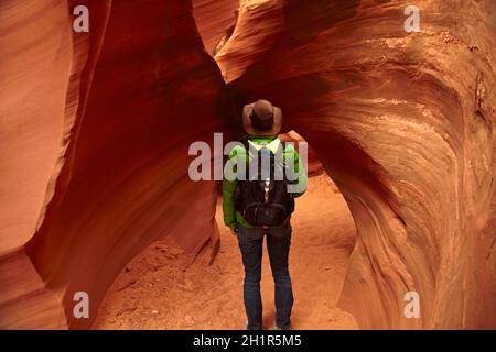 Touristische und erodierte Sandsteinformationen im Rattlesnake Canyon, Near Page, Navajo Nation, Arizona, USA (Model-Release) Stockfoto