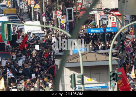 Am 19. Februar 2020 starben neun Menschen bei einem rassistischen Angriff in Hanau. Ein Bündnis antifaschistischer und antirassistischer Gruppen fordert ein individuelles CO Stockfoto